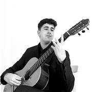 Profesor de guitarra imparte clases a personas de todas las edades